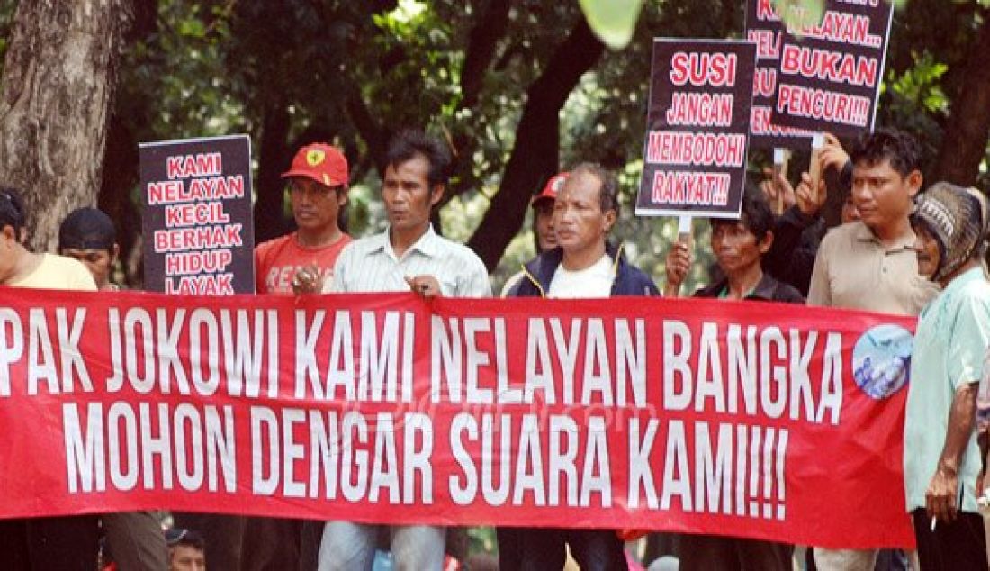 Warga dan nelayan yang tergabung dalam Gerakan Nasional Masyarakat Perikanan Indonesia saat berunjukrasa didepan Istana Merdeka, Jakarta, Rabu (6/4). Massa mendesak agar Presiden Joko Widodo mencopot Menteri Kelautan dan Perikanan, Susi Pudjiastuti. Foto: Ricardo/JPNN.com - JPNN.com