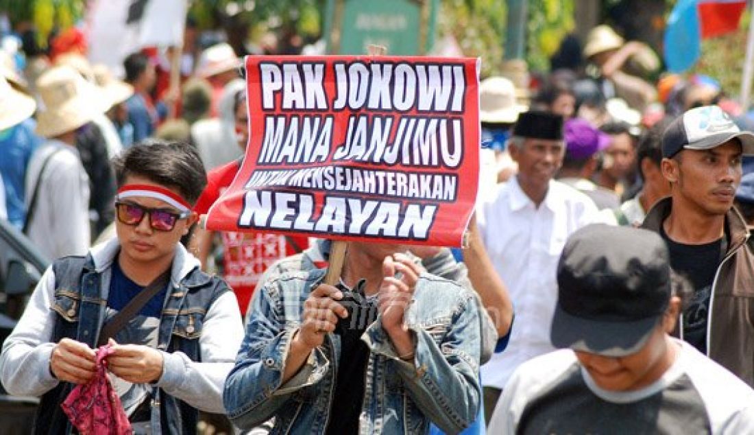 Warga dan nelayan yang tergabung dalam Gerakan Nasional Masyarakat Perikanan Indonesia saat berunjukrasa didepan Istana Merdeka, Jakarta Pusat, Rabu (6/4). Dalam aksinya, massa mendesak agar Presiden Joko Widodo mencopot Menteri Kelautan dan Perikanan, Susi Pudjiastuti. Foto: Ricardo/JPNN.com - JPNN.com