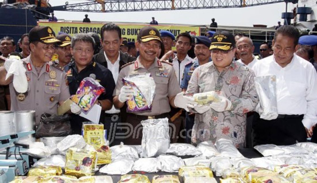 Kapolri Jendral Badrodin Haiti dan Menkeu Bambang Bodjonegoro saat merilis barang bukti dan tersangka pada pengungkapan sindikat internasional narkotika dan pemusnahan barang bukti hasil oprasi bersinar di Pelabuhan Muara Jati, Cirebon, Jawa Barat, Rabu (5/4). Foto: Miftahul/Jawa Pos/JPNN.com - JPNN.com