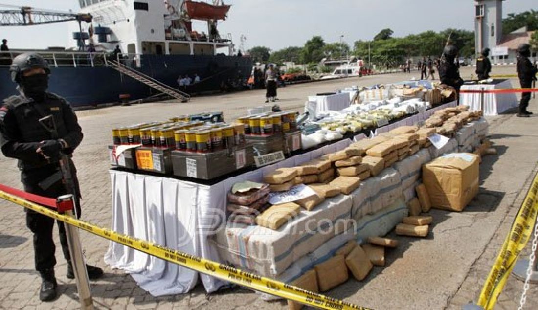 Petugas saat menggelar barang bukti dan tersangka pada pengungkapan sindikat internasional narkotika dan pemusnahan barang bukti hasil oprasi bersinar di Pelabuhan Muara Jati, Cirebon, Jawa Barat, Rabu (5/4). Foto: Miftahul/Jawa Pos/JPNN.com - JPNN.com