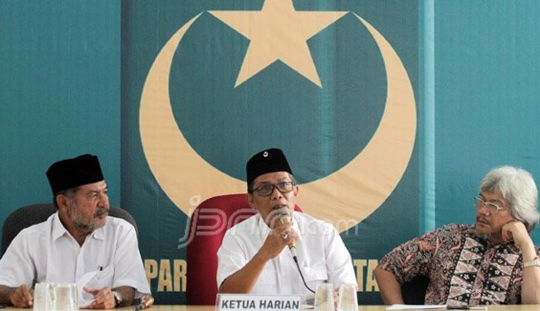 (Kiri) Waketum DPP PBB M Syarifien Maloko, Ketua Harian Jamaluddin Karim dan Ketua Majelis Syuro MS Kaban saat menggelar konferensi pers terkait tudingan Ahok terhadap PBB mengubah sila pertama dari Pancasila, Jakarta, Rabu (6/4). PBB akan memperkarakan Ahok karena telah menfitnah PBB. Foto: Ricardo/JPNN.com - JPNN.com