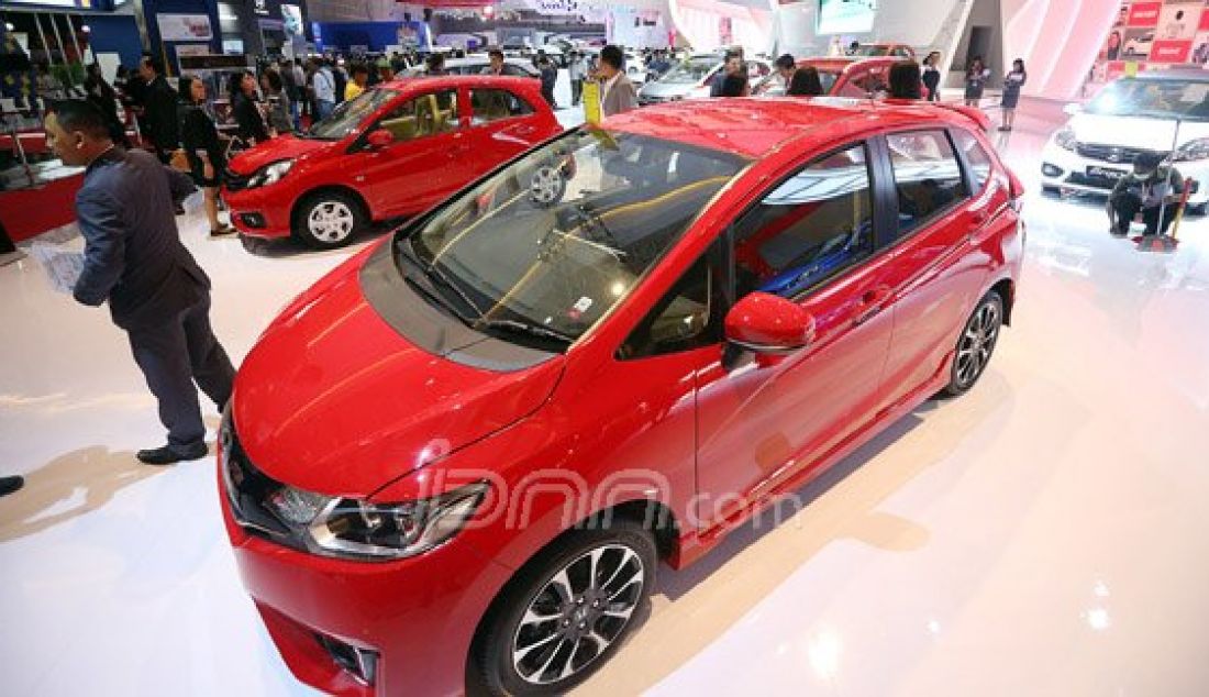 Sejumlah pengunjung saat mengunjungi arena pameran otomotif Indonesia International Motor Show (IIMS) 2016 saat pembukaan di Jakarta, Kamis (7/4). Pemeran otomotif yang akan berlangsung hingga 17 April 2016 itu diikuti pelaku industri otomotif di tanah air dengan manampilkan produk unggulan. Foto : Ricardo/JPNN.com - JPNN.com