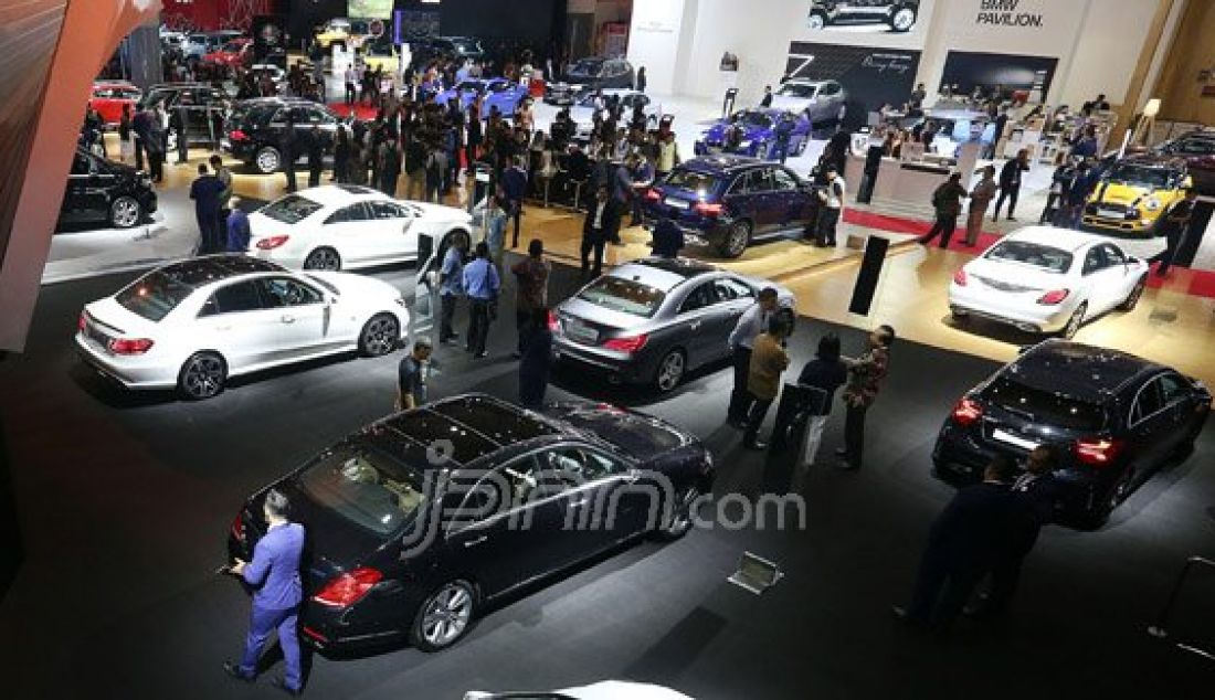 Sejumlah pengunjung saat mengunjungi arena pameran otomotif Indonesia International Motor Show (IIMS) 2016 saat pembukaan di Jakarta, Kamis (7/4). Pemeran otomotif yang akan berlangsung hingga 17 April 2016 itu diikuti pelaku industri otomotif di tanah air dengan manampilkan produk unggulan. Foto : Ricardo/JPNN.com - JPNN.com