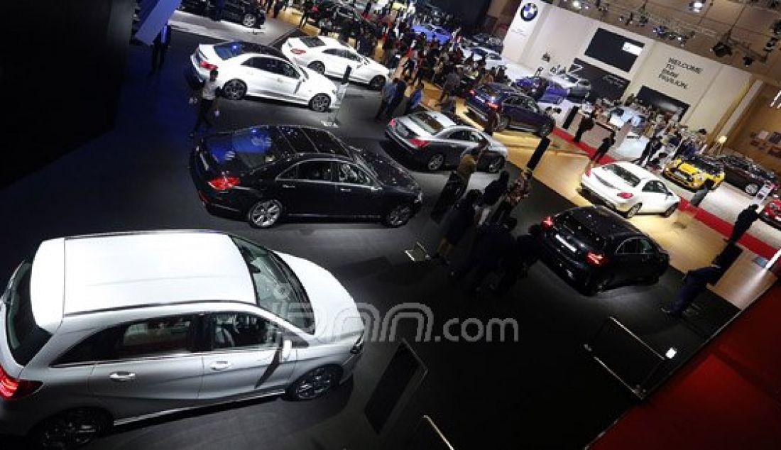 Sejumlah pengunjung saat mengunjungi arena pameran otomotif Indonesia International Motor Show (IIMS) 2016 saat pembukaan di Jakarta, Kamis (7/4). Pemeran otomotif yang akan berlangsung hingga 17 April 2016 itu diikuti pelaku industri otomotif di tanah air dengan manampilkan produk unggulan. Foto : Ricardo/JPNN.com - JPNN.com