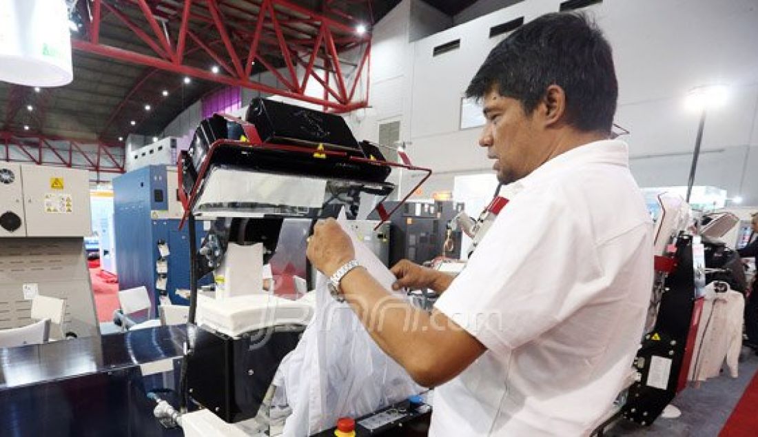 Penjaga stan saat memperagakan produknya pada Pameran EXPO CLEAN dan EXPO LAUNDRY di JI-Expo, Kemayoran, Jakarta, Kamis (7/4). Pameran tersebut berlangsung dari 7-9 April 2016. Foto : Ricardo/JPNN.com - JPNN.com