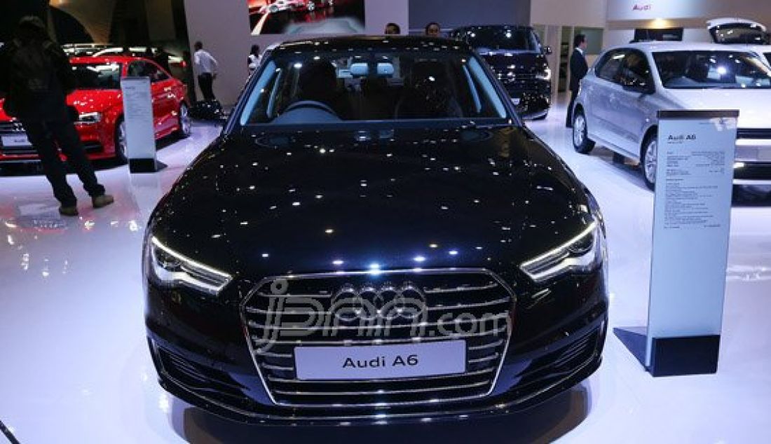 Mobil Audi (German) A6 dan S3 saat hadir di arena Indonesia International Motor Show (IIMS) 2016 di Jakarta, Kamis (7/4). Foto Ricardo/JPNN.com - JPNN.com