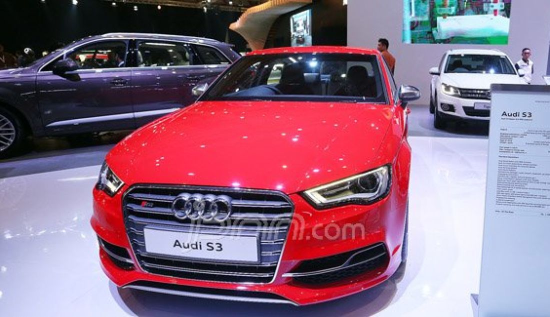 Mobil Audi (German) A6 dan S3 saat hadir di arena Indonesia International Motor Show (IIMS) 2016 di Jakarta, Kamis (7/4). Foto Ricardo/JPNN.com - JPNN.com