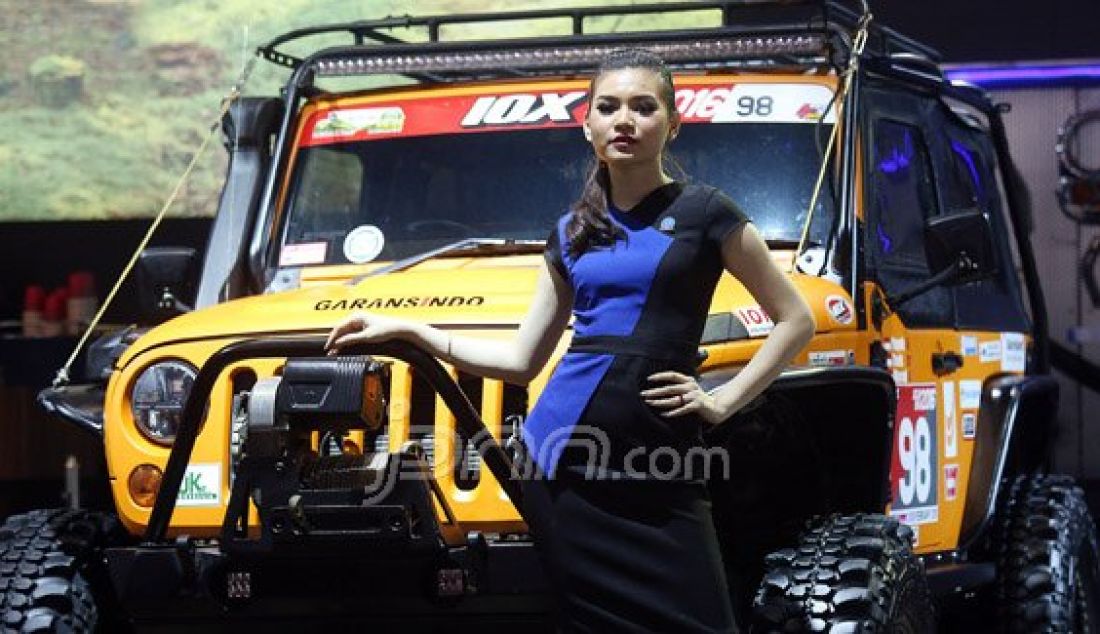 Mobil Jeep saat hadir di arena Indonesia International Motor Show (IIMS) 2016 di Jakarta, Kamis (7/4). Foto: Ricardo/JPNN.com - JPNN.com