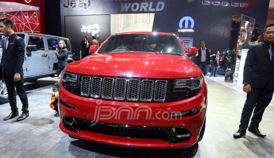 Mobil Jeep saat hadir di arena Indonesia International Motor Show (IIMS) 2016 di Jakarta, Kamis (7/4). Foto: Ricardo/JPNN.com - JPNN.com