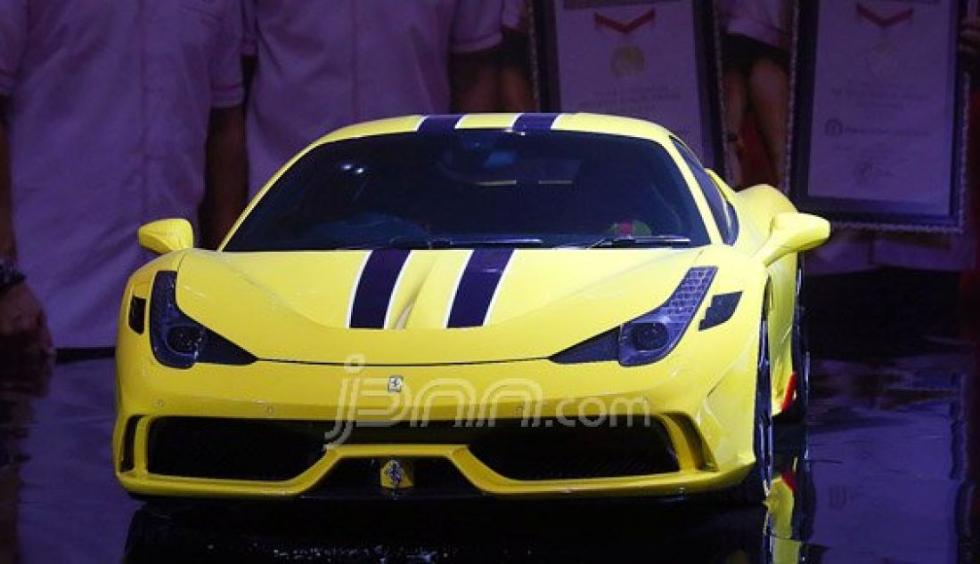 Mobil Ferrari saat hadir di arena Indonesia International Motor Show (IIMS) 2016 di Jakarta, Kamis (7/4). Foto: Ricardo/JPNN.com - JPNN.com