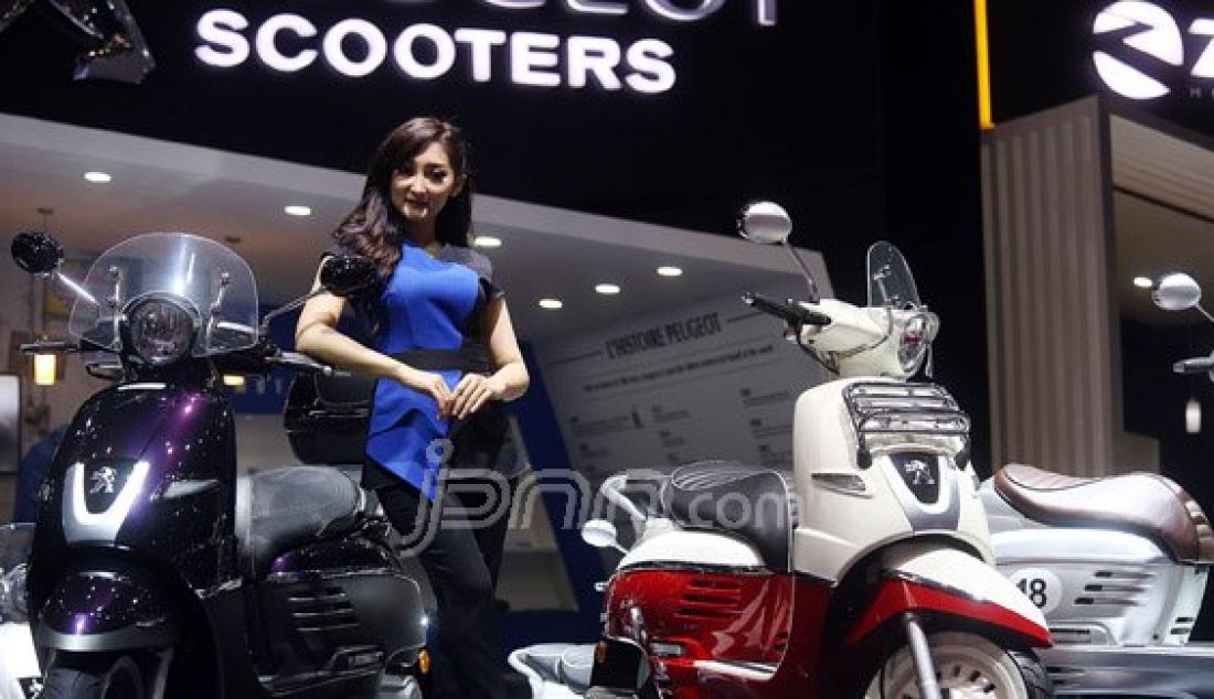 Salah satu pabrikan motor asal Italia, Scooter saat hadir di arena Indonesia International Motor Show (IIMS) 2016 di Jakarta, Kamis (7/4). Foto: Ricardo/JPNN.com - JPNN.com