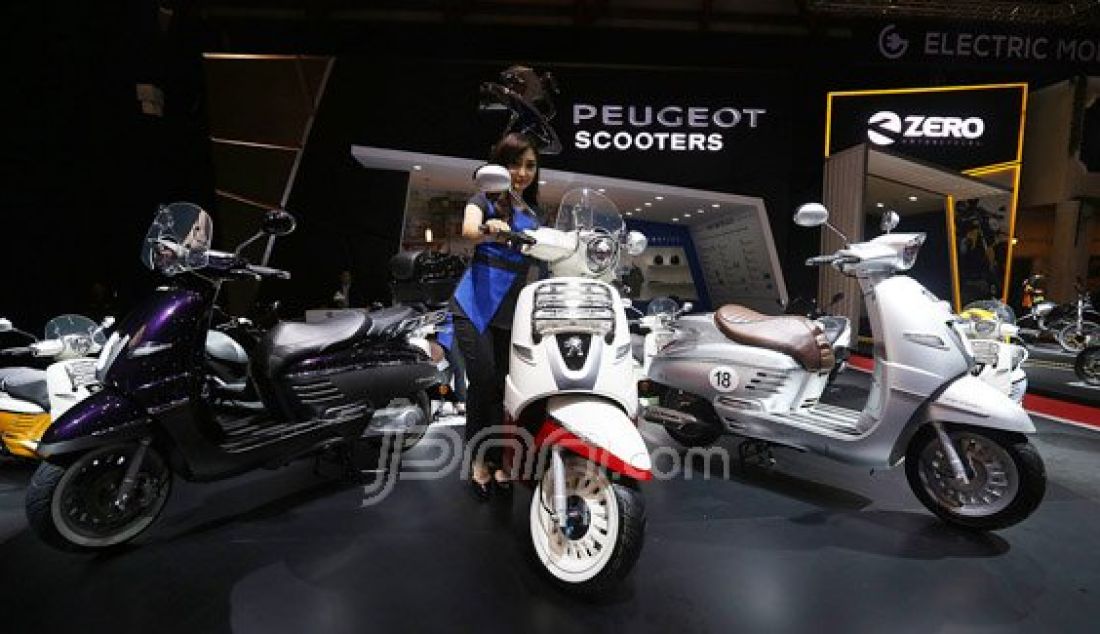 Salah satu pabrikan motor asal Italia, Scooter saat hadir di arena Indonesia International Motor Show (IIMS) 2016 di Jakarta, Kamis (7/4). Foto: Ricardo/JPNN.com - JPNN.com