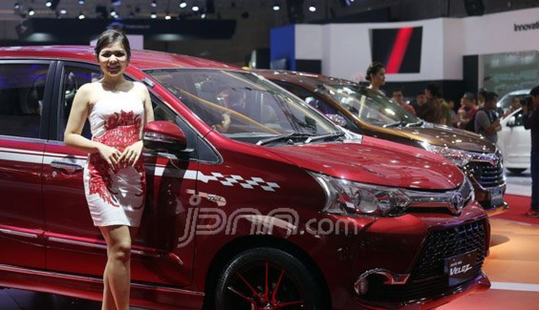 Mobil Toyota saat hadir di arena Indonesia International Motor Show (IIMS) 2016 di Jakarta, Kamis (7/4). Foto : Ricardo/JPNN.com - JPNN.com