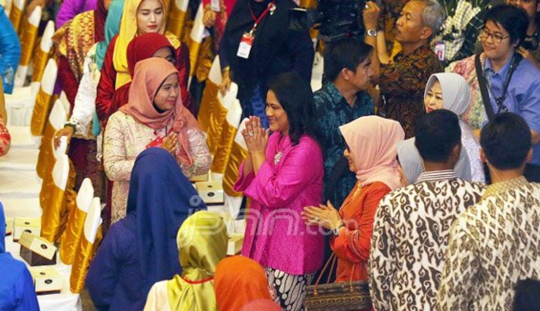 Ibu Iriana Jokowi dan Ibu Mufidah Jusuf Kalla saat menghadiri acara Silatuhrahmi bersama Istri Gubernur, Wakil Gubernur, Bupati/Walikota dan Wakil Bupati/Wakil Walikota Se-Indonesia Hasil Pilkada Serentak 2015, Jakarta, Jumat (8/4). Foto: Ricardo/JPNN.com - JPNN.com