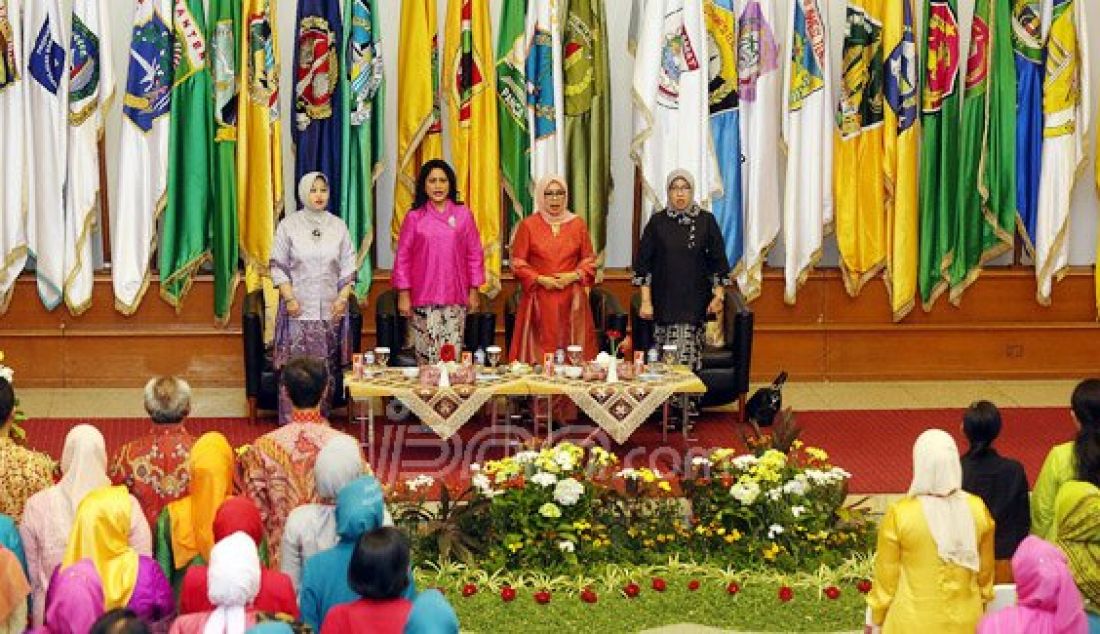 Ibu Iriana Jokowi, Ibu Mufidah Jusuf Kalla, Istri Tjahjo Kumolo Erni Guntarti dan Istri Pratikno Siti Faridah saat menghadiri acara Silatuhrahmi bersama Istri Gubernur, Wakil Gubernur, Bupati/Walikota dan Wakil Bupati/Wakil Walikota Se-Indonesia Hasil Pilkada Serentak 2015, Jakarta, Jumat (8/4). Foto: Ricardo/JPNN.com - JPNN.com