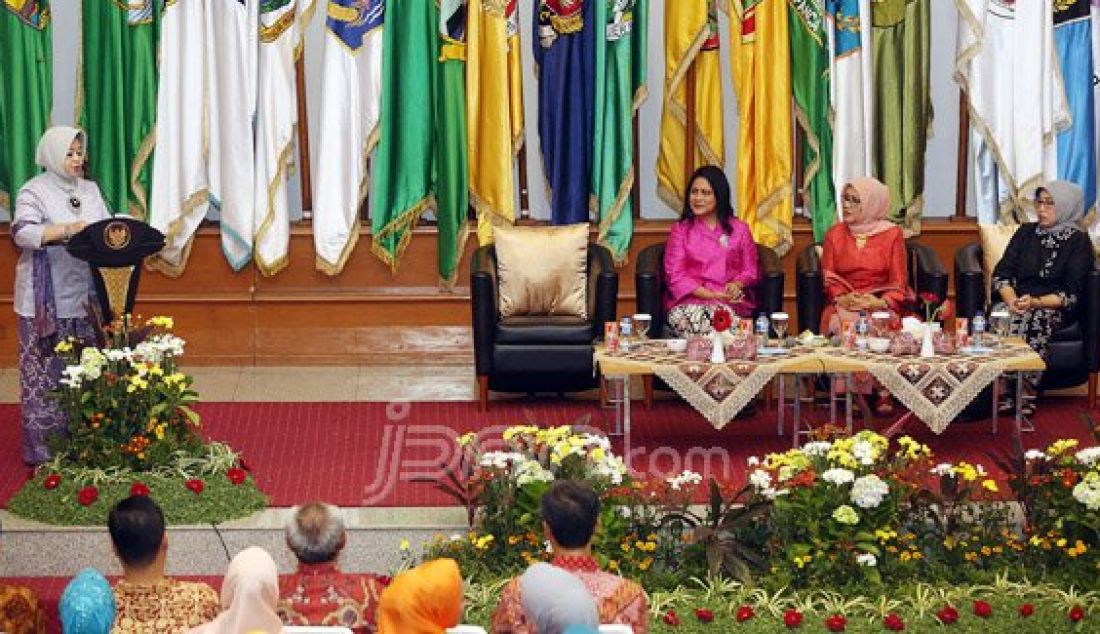 Istri Tjahjo Kumolo Erni Guntarti berpidato pada acara Silatuhrahmi bersama Istri Gubernur, Wakil Gubernur, Bupati/Walikota dan Wakil Bupati/Wakil Walikota Se-Indonesia Hasil Pilkada Serentak 2015, Jakarta, Jumat (8/4). Foto: Ricardo/JPNN.com - JPNN.com