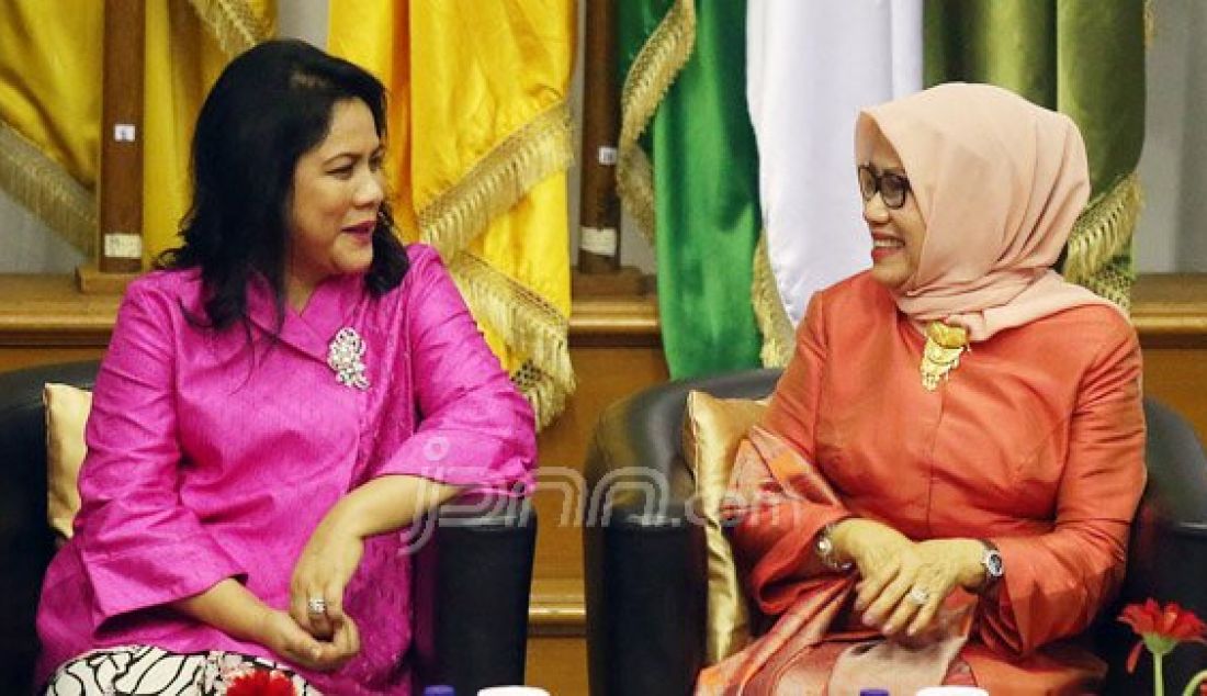 Ibu Iriana Jokowi dan Ibu Mufidah Jusuf Kalla saat menghadiri acara Silatuhrahmi bersama Istri Gubernur, Wakil Gubernur, Bupati/Walikota dan Wakil Bupati/Wakil Walikota Se-Indonesia Hasil Pilkada Serentak 2015, Jakarta, Jumat (8/4). Foto: Ricardo/JPNN.com - JPNN.com