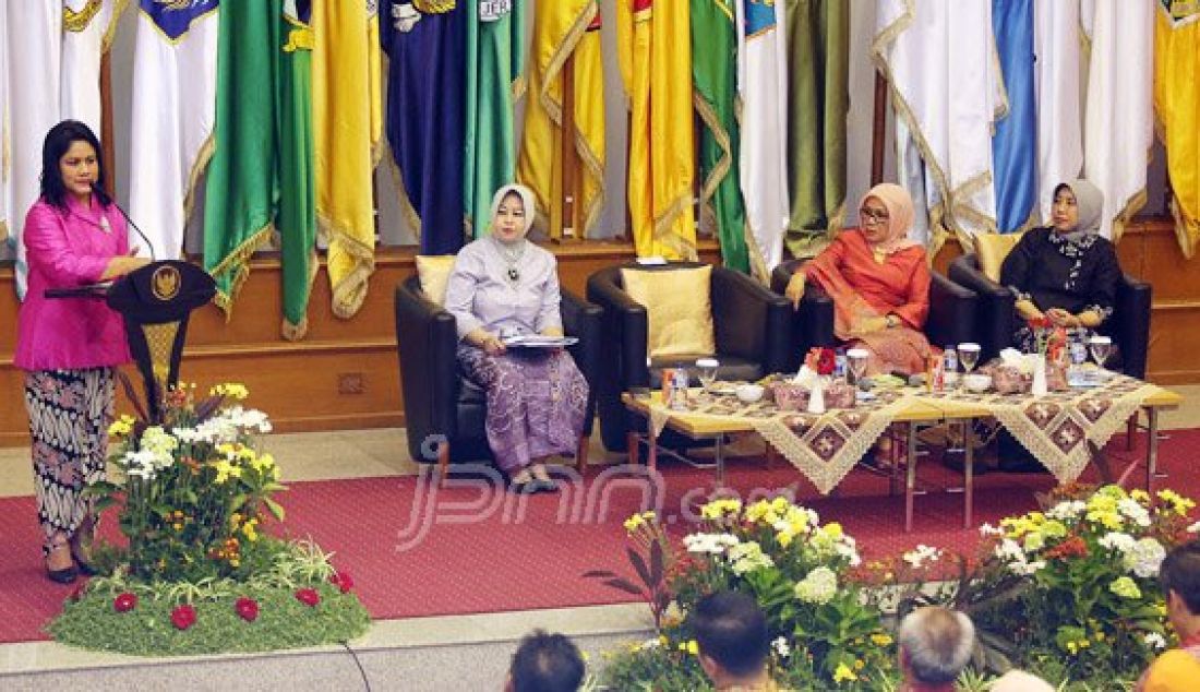 Ibu Iriana Jokowi berpidato pada acara Silatuhrahmi bersama Istri Gubernur, Wakil Gubernur, Bupati/Walikota dan Wakil Bupati/Wakil Walikota Se-Indonesia Hasil Pilkada Serentak 2015, Jakarta, Jumat (8/4). Foto: Ricardo/JPNN.com - JPNN.com