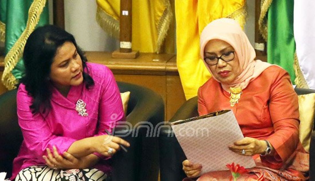 Ibu Iriana Jokowi dan Ibu Mufidah Jusuf Kalla saat menghadiri acara Silatuhrahmi bersama Istri Gubernur, Wakil Gubernur, Bupati/Walikota dan Wakil Bupati/Wakil Walikota Se-Indonesia Hasil Pilkada Serentak 2015, Jakarta, Jumat (8/4). Foto: Ricardo/JPNN.com - JPNN.com