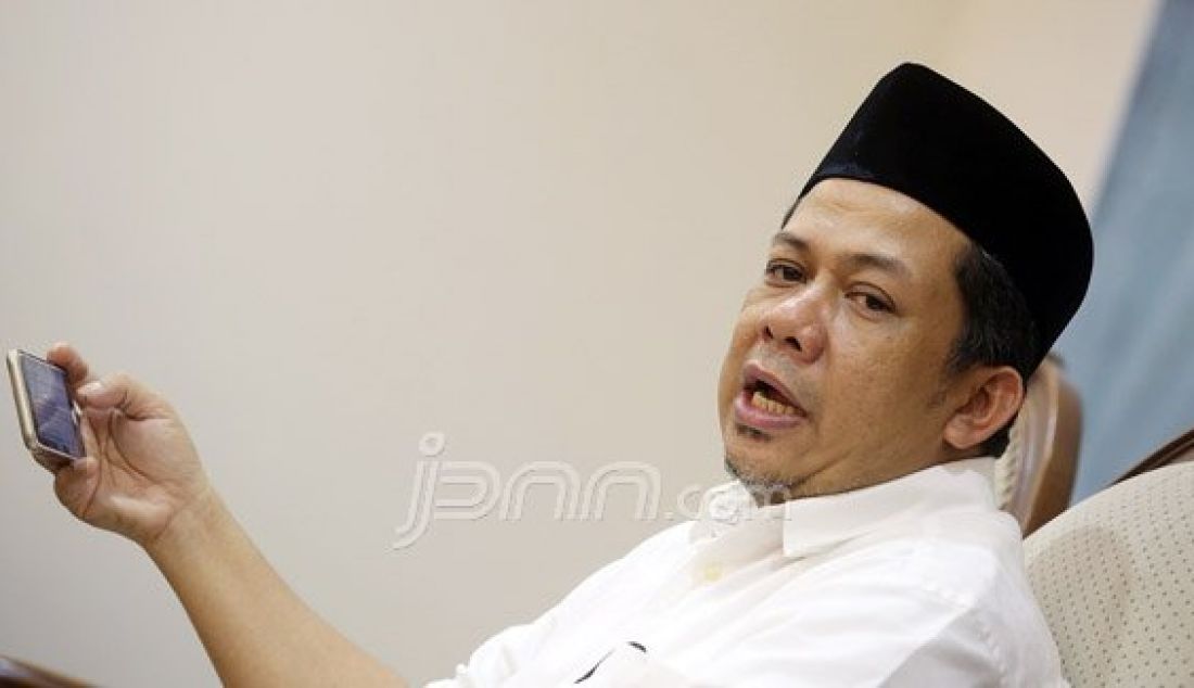 Wakil Ketua DPR Fahri Hamzah saat menggelar konferensi pers terkait polemik dirinya dengan DPP PKS di Gedung DPR, Senayan, Jakarta, Jumat (8/4). Fahri menjelaskan tentang tuduhan dosa besar dirinya terhadap PKS. Foto: Ricardo/JPNN.com - JPNN.com