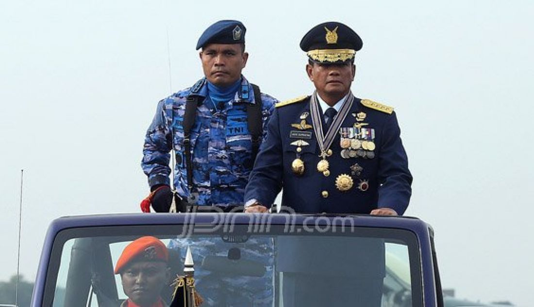 Kepala Staf Angkatan Udara (KASAU) Marsekal Agus Supriatna saat memimpin upacara HUT TNI AU ke-70 di Lanud Halim Perdana Kusuma, Jakarta, Sabtu (9/4). Foto: Ricardo/JPNN.com - JPNN.com