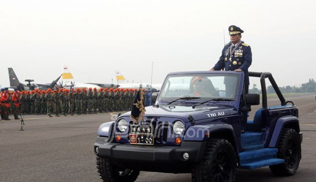 Kepala Staf Angkatan Udara (KASAU) Marsekal Agus Supriatna saat memimpin upacara HUT TNI AU ke-70 di Lanud Halim Perdana Kusuma, Jakarta, Sabtu (9/4). Foto: Ricardo/JPNN.com - JPNN.com