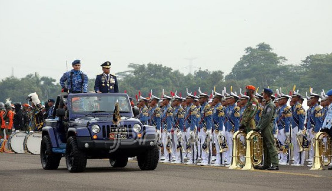 Kepala Staf Angkatan Udara (KASAU) Marsekal Agus Supriatna saat memimpin upacara HUT TNI AU ke-70 di Lanud Halim Perdana Kusuma, Jakarta, Sabtu (9/4). Foto: Ricardo/JPNN.com - JPNN.com