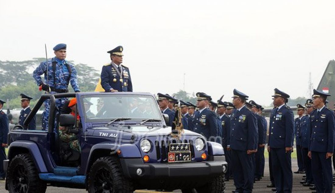 Kepala Staf Angkatan Udara (KASAU) Marsekal Agus Supriatna saat memimpin upacara HUT TNI AU ke-70 di Lanud Halim Perdana Kusuma, Jakarta, Sabtu (9/4). Foto: Ricardo/JPNN.com - JPNN.com