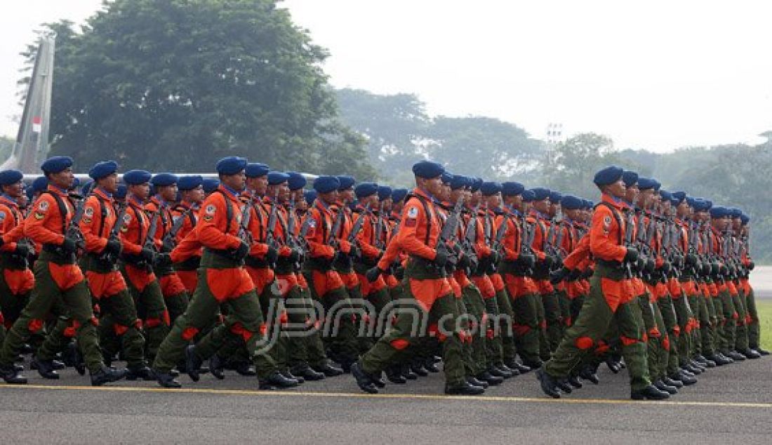 Prajurit TNI AU saat mengikuti upacara HUT TNI AU ke 70 di Lanud Halim Perdana Kusuma, Jakarta, Sabtu (9/4). Foto: Ricardo/JPNN.com - JPNN.com