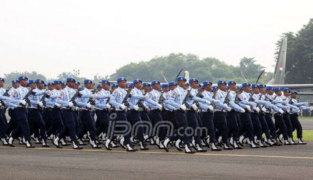 Prajurit TNI AU saat mengikuti upacara HUT TNI AU ke 70 di Lanud Halim Perdana Kusuma, Jakarta, Sabtu (9/4). Foto: Ricardo/JPNN.com - JPNN.com