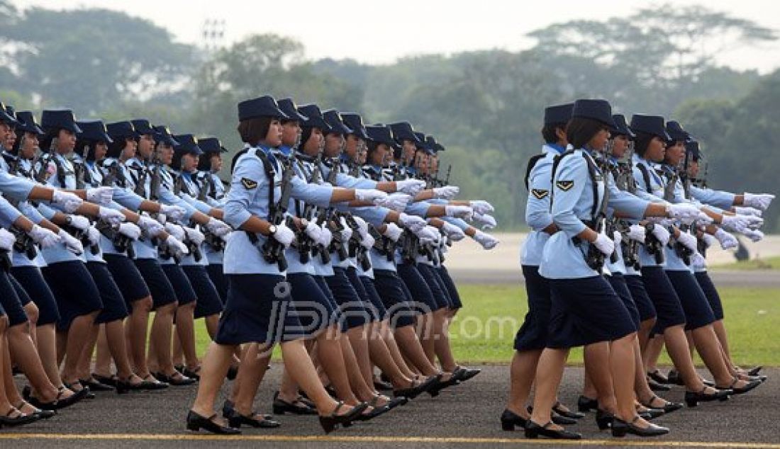 Prajurit TNI AU saat mengikuti upacara HUT TNI AU ke 70 di Lanud Halim Perdana Kusuma, Jakarta, Sabtu (9/4). Foto: Ricardo/JPNN.com - JPNN.com