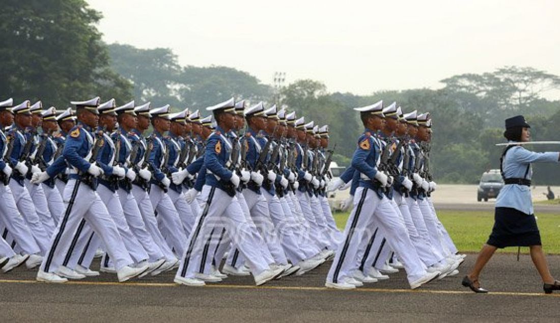 Prajurit TNI AU saat mengikuti upacara HUT TNI AU ke 70 di Lanud Halim Perdana Kusuma, Jakarta, Sabtu (9/4). Foto: Ricardo/JPNN.com - JPNN.com