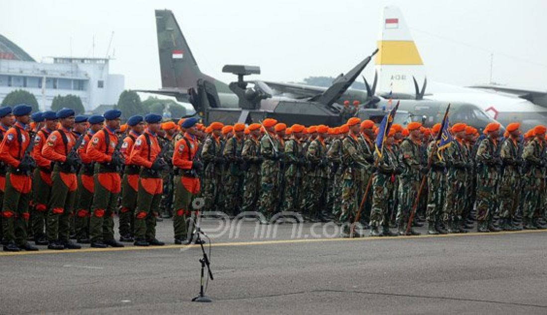 Prajurit TNI AU saat mengikuti upacara HUT TNI AU ke 70 di Lanud Halim Perdana Kusuma, Jakarta, Sabtu (9/4). Foto: Ricardo/JPNN.com - JPNN.com