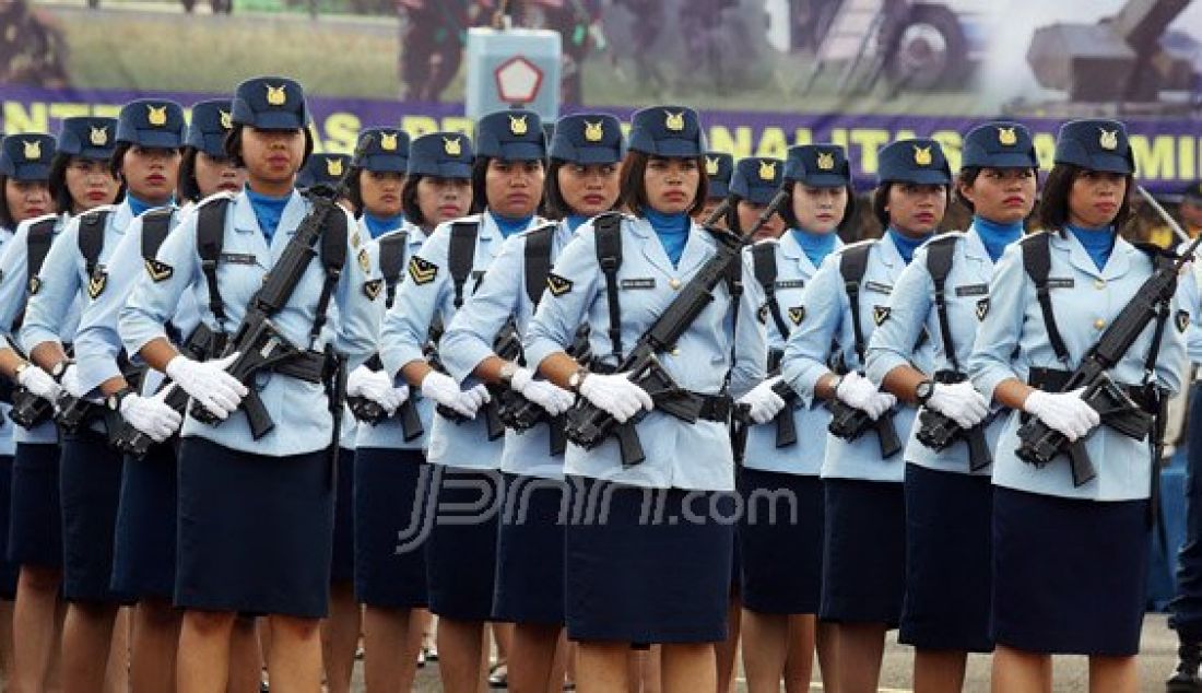 Prajurit TNI AU saat mengikuti upacara HUT TNI AU ke 70 di Lanud Halim Perdana Kusuma, Jakarta, Sabtu (9/4). Foto: Ricardo/JPNN.com - JPNN.com