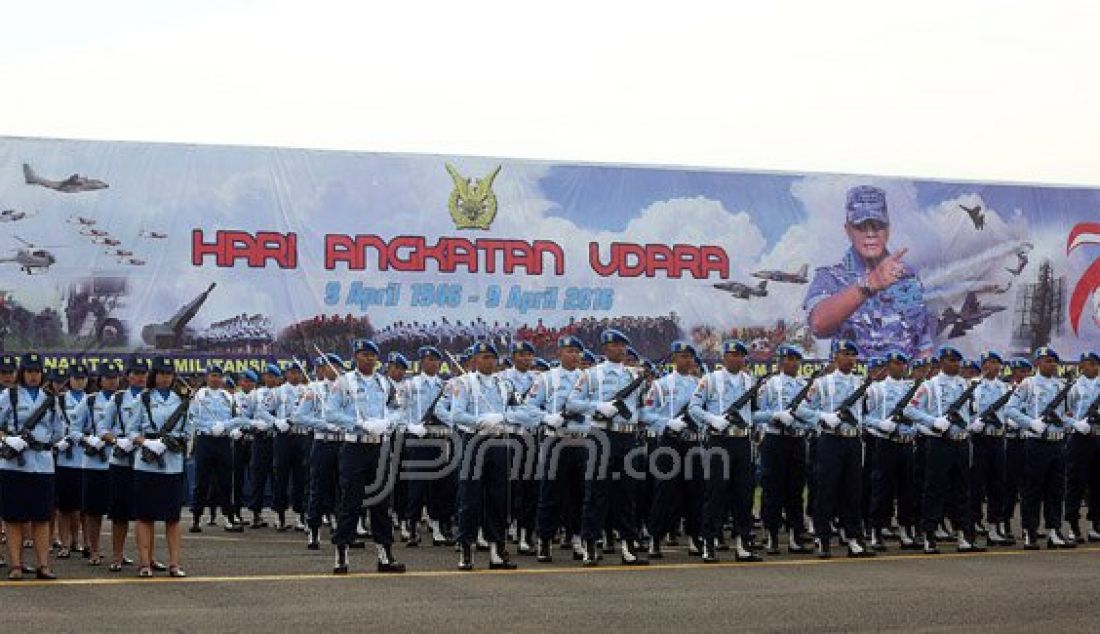 Prajurit TNI AU saat mengikuti upacara HUT TNI AU ke 70 di Lanud Halim Perdana Kusuma, Jakarta, Sabtu (9/4). Foto: Ricardo/JPNN.com - JPNN.com