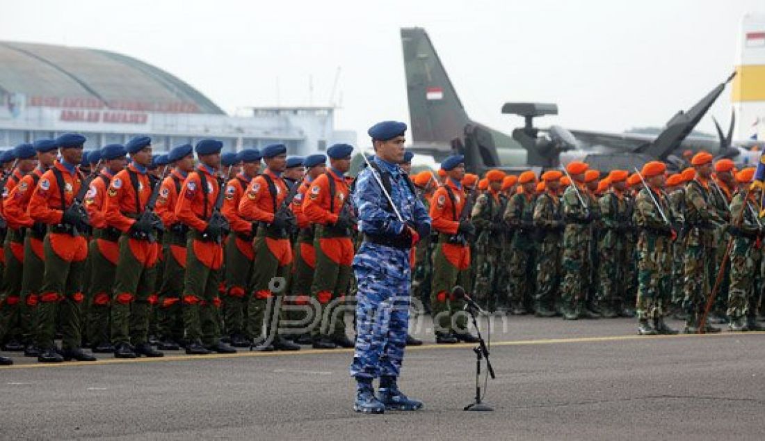 Prajurit TNI AU saat mengikuti upacara HUT TNI AU ke 70 di Lanud Halim Perdana Kusuma, Jakarta, Sabtu (9/4). Foto: Ricardo/JPNN.com - JPNN.com