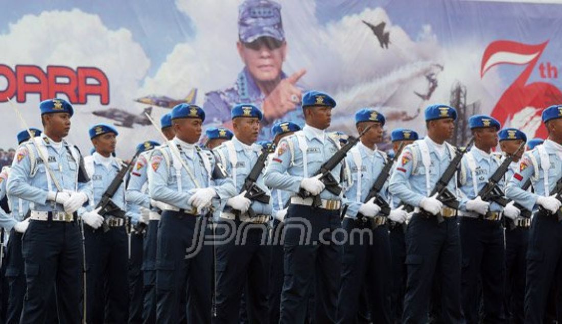 Prajurit TNI AU saat mengikuti upacara HUT TNI AU ke 70 di Lanud Halim Perdana Kusuma, Jakarta, Sabtu (9/4). Foto: Ricardo/JPNN.com - JPNN.com