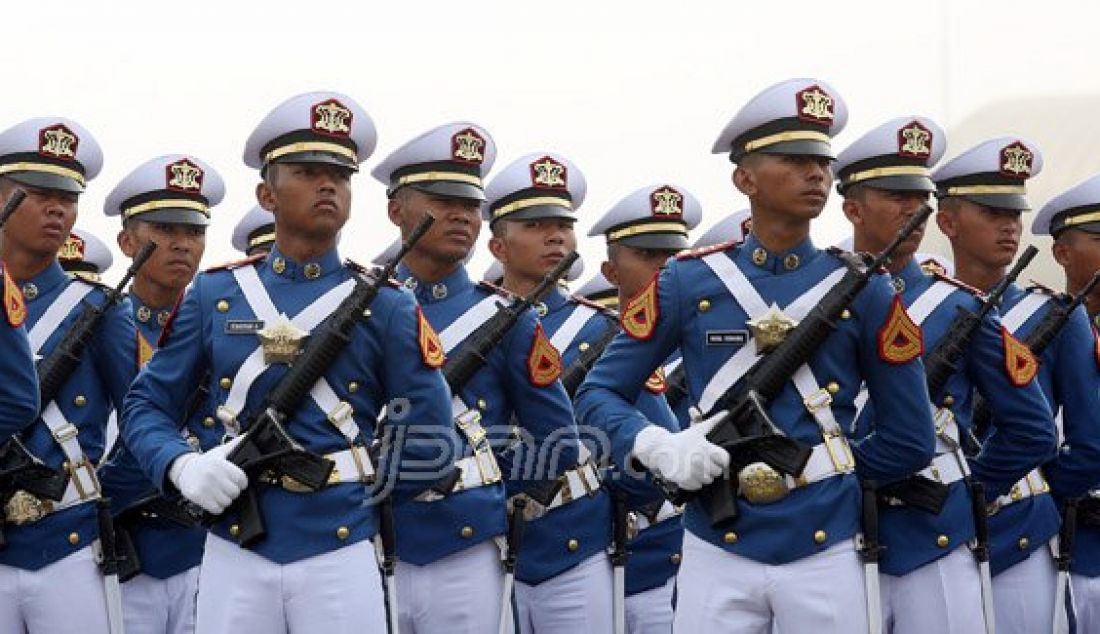 Prajurit TNI AU saat mengikuti upacara HUT TNI AU ke 70 di Lanud Halim Perdana Kusuma, Jakarta, Sabtu (9/4). Foto: Ricardo/JPNN.com - JPNN.com