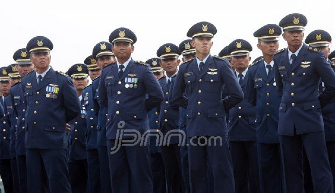 Prajurit TNI AU saat mengikuti upacara HUT TNI AU ke 70 di Lanud Halim Perdana Kusuma, Jakarta, Sabtu (9/4). Foto: Ricardo/JPNN.com - JPNN.com