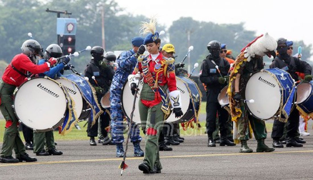 Sersan Mayor Dua Taruna Dea Ayu Tiara Hastika saat menjadi mayoret pada acara upacara HUT TNI AU ke 70 di Lanud Halim Perdana Kusuma, Jakarta, Sabtu (9/4). Foto: Ricardo/JPNN.com - JPNN.com