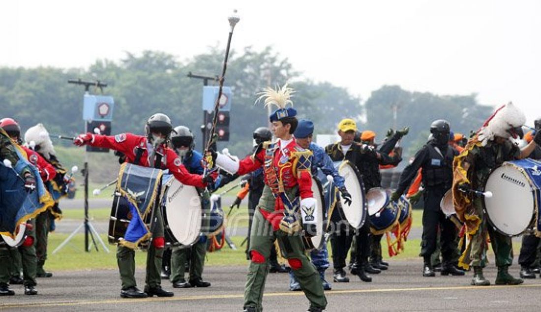 Sersan Mayor Dua Taruna Dea Ayu Tiara Hastika saat menjadi mayoret pada acara upacara HUT TNI AU ke 70 di Lanud Halim Perdana Kusuma, Jakarta, Sabtu (9/4). Foto: Ricardo/JPNN.com - JPNN.com