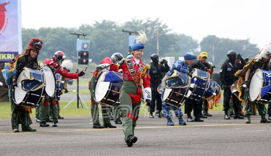 Sersan Mayor Dua Taruna Dea Ayu Tiara Hastika saat menjadi mayoret pada acara upacara HUT TNI AU ke 70 di Lanud Halim Perdana Kusuma, Jakarta, Sabtu (9/4). Foto: Ricardo/JPNN.com - JPNN.com