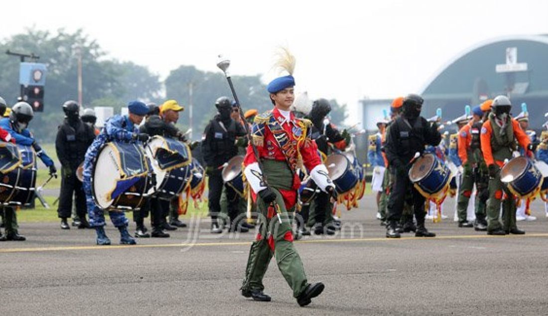 Sersan Mayor Dua Taruna Dea Ayu Tiara Hastika saat menjadi mayoret pada acara upacara HUT TNI AU ke 70 di Lanud Halim Perdana Kusuma, Jakarta, Sabtu (9/4). Foto: Ricardo/JPNN.com - JPNN.com