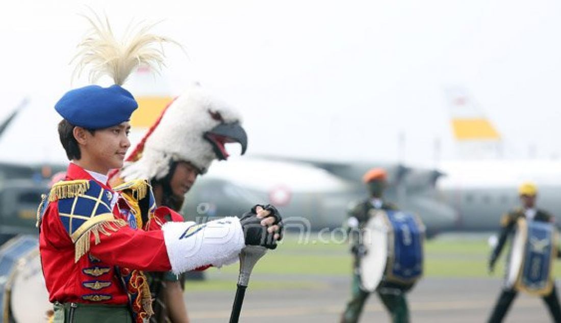 Sersan Mayor Dua Taruna Dea Ayu Tiara Hastika saat menjadi mayoret pada acara upacara HUT TNI AU ke 70 di Lanud Halim Perdana Kusuma, Jakarta, Sabtu (9/4). Foto: Ricardo/JPNN.com - JPNN.com