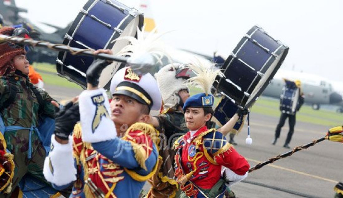 Sersan Mayor Dua Taruna Dea Ayu Tiara Hastika saat menjadi mayoret pada acara upacara HUT TNI AU ke 70 di Lanud Halim Perdana Kusuma, Jakarta, Sabtu (9/4). Foto: Ricardo/JPNN.com - JPNN.com