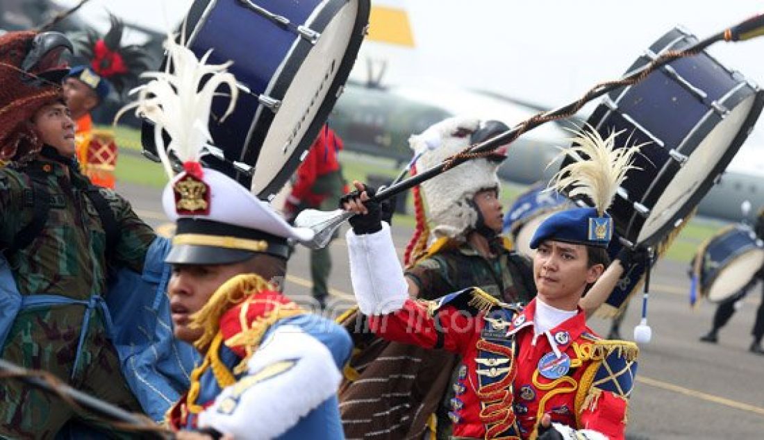 Sersan Mayor Dua Taruna Dea Ayu Tiara Hastika saat menjadi mayoret pada acara upacara HUT TNI AU ke 70 di Lanud Halim Perdana Kusuma, Jakarta, Sabtu (9/4). Foto: Ricardo/JPNN.com - JPNN.com