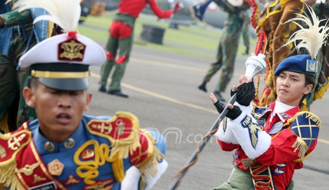 Sersan Mayor Dua Taruna Dea Ayu Tiara Hastika saat menjadi mayoret pada acara upacara HUT TNI AU ke 70 di Lanud Halim Perdana Kusuma, Jakarta, Sabtu (9/4). Foto: Ricardo/JPNN.com - JPNN.com