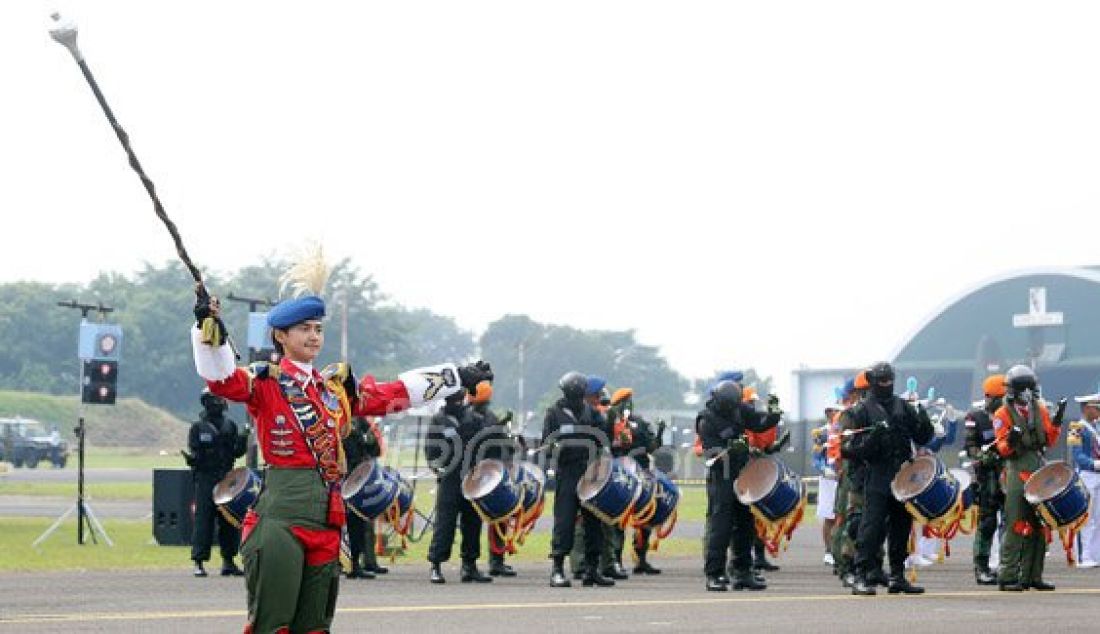 Sersan Mayor Dua Taruna Dea Ayu Tiara Hastika saat menjadi mayoret pada acara upacara HUT TNI AU ke 70 di Lanud Halim Perdana Kusuma, Jakarta, Sabtu (9/4). Foto: Ricardo/JPNN.com - JPNN.com