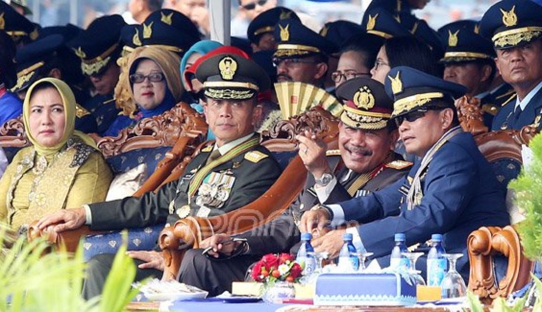 (Kedua kiri) KASAD Jenderal TNI Mulyono, Kapolri Jenderal Polisi Badrodin Haiti dan Kepala Staf Angkatan Udara (KASAU) Marsekal Agus Supriatna saat menyaksikan atraksi pasukan TNI AU pada acara upacara HUT TNI AU ke 70 di Lanud Halim Perdana Kusuma, Jakarta, Sabtu (9/4). Foto: Ricardo/JPNN.com - JPNN.com