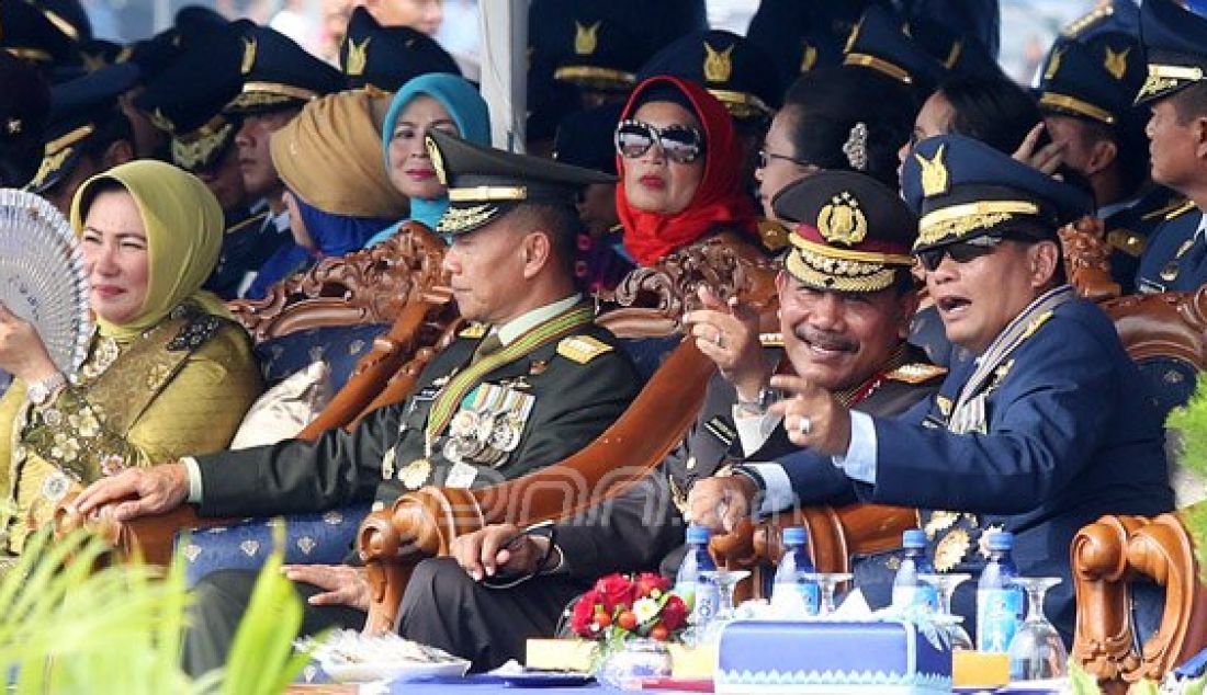 (Kedua kiri) KASAD Jenderal TNI Mulyono, Kapolri Jenderal Polisi Badrodin Haiti dan Kepala Staf Angkatan Udara (KASAU) Marsekal Agus Supriatna saat menyaksikan atraksi pasukan TNI AU pada acara upacara HUT TNI AU ke 70 di Lanud Halim Perdana Kusuma, Jakarta, Sabtu (9/4). Foto: Ricardo/JPNN.com - JPNN.com